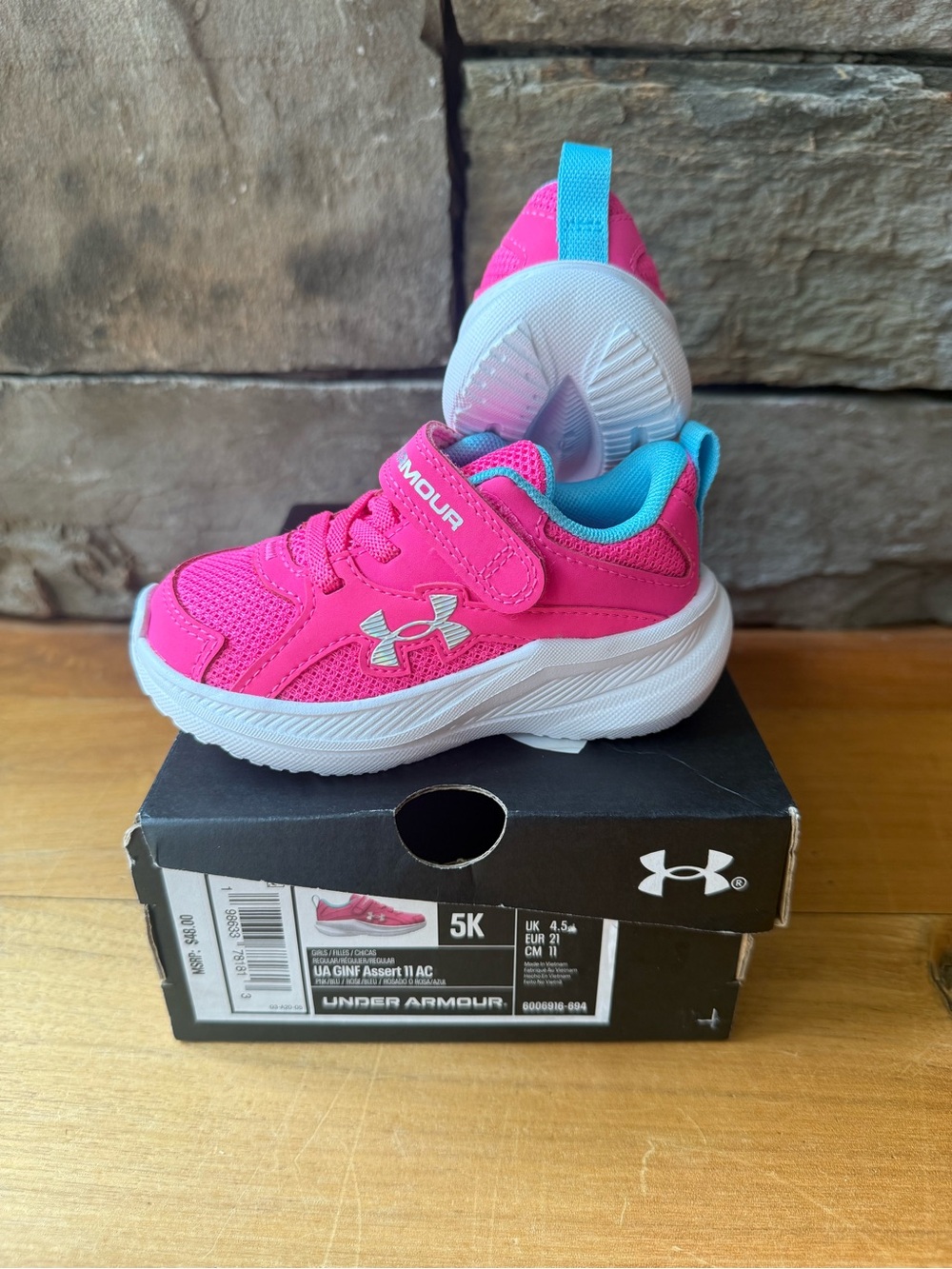 NIB/New Under Armour Girls Assert 11 AC Shoes 5K